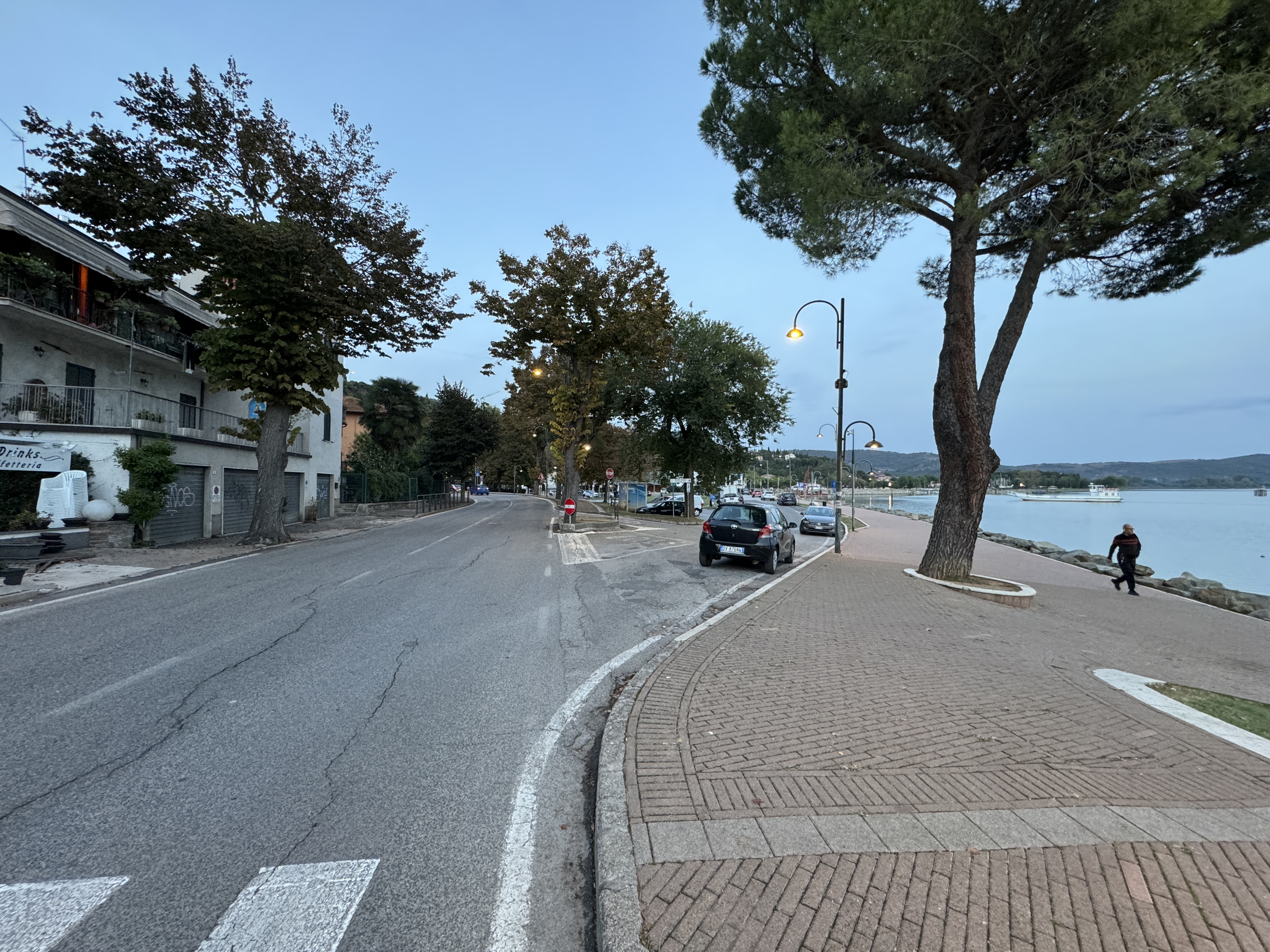 Départ de l'étape : parking de Via Eduardo Acton, Passignano. Large trottoir pavé au bord du lac à droite